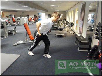 Fout bij Rear Delt Row: Richting de borst trekken